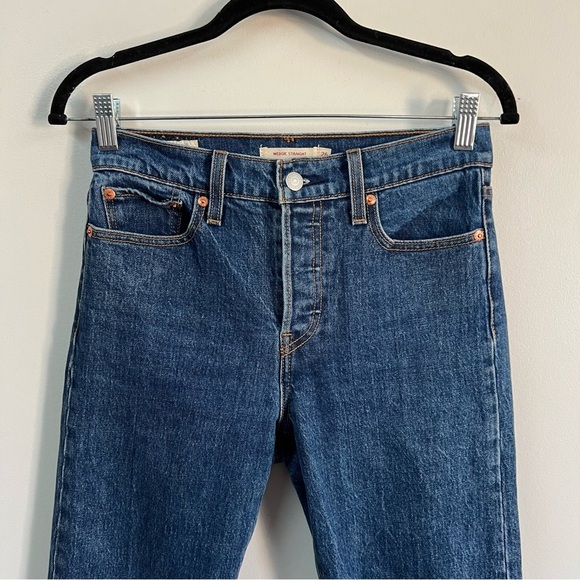 Levi’s Wedgie Straight Jeans in Medium Wash - Picture 5 of 16